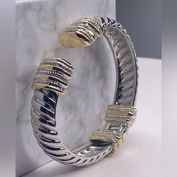 ☃️SOLD❄️GORGEOUS CHUNKY SCULPTED CABLE DESIGN - Picture 2 of 3